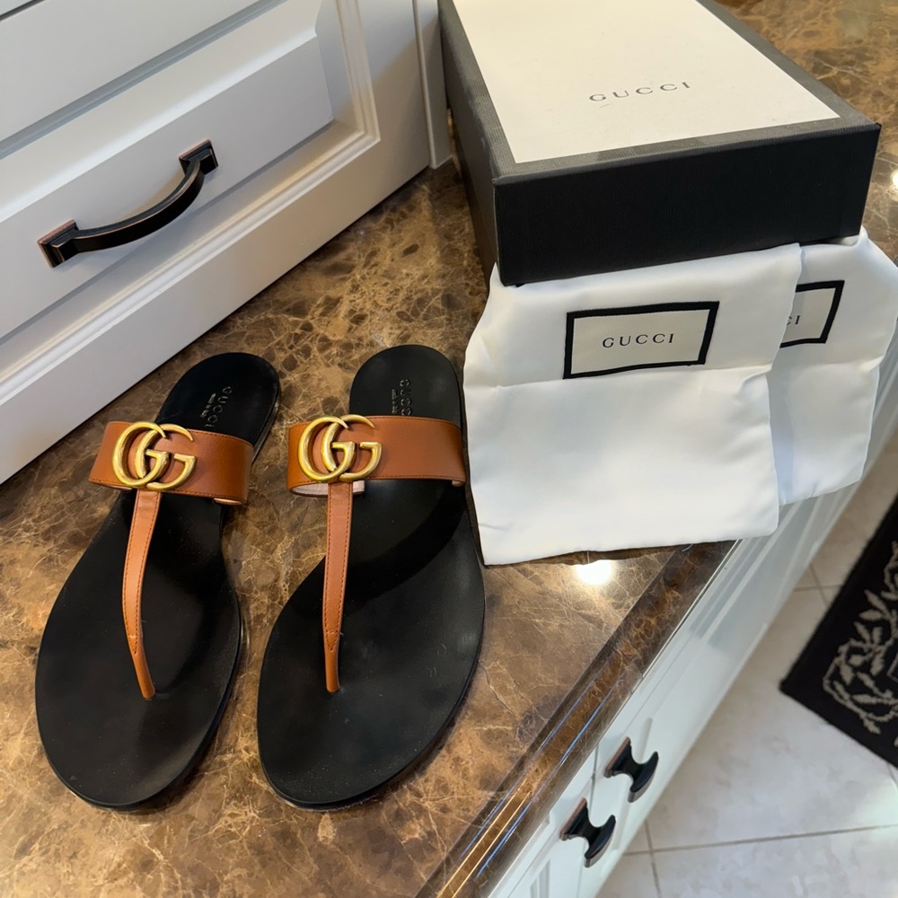 Women’s Gucci sandals size size 38 1/2 like new.